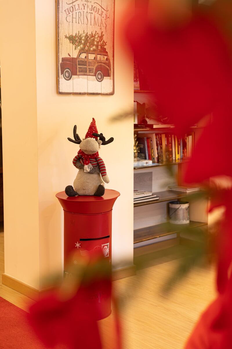 Una renna di peluche sulla cassetta delle lettere per Babbo Natale